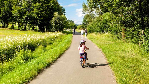 Fahren Sie gemütlich auf einer Vielzahl von Radwegen und entdecken Sie die reizvolle und abwechslungsreiche Landschaft.