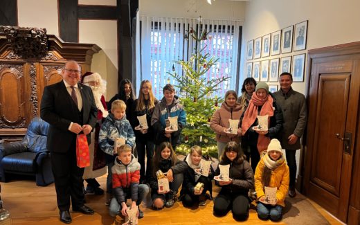 Schülerinnen und Schüler der Gerhart-Hauptmann-Schule Alsfeld schmücken Weihnachtsbaum