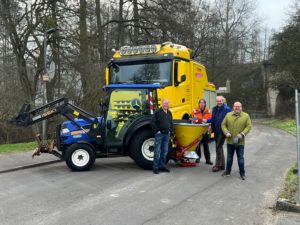 Die Firma Schwalm Hydraulik GmbH aus Alsfeld spendet dem Bauhof einen neuen hydraulisch angetriebenen Kreiselstreuer für den Einsatz im Winterdienst.