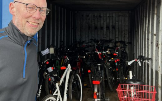 Mario Habermehl mit einem Container voller Fundfahrräder