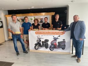 An der Käsetheke: Frank Groh mit seiner Frau und Wirtschaftsförderer Uwe Eifert