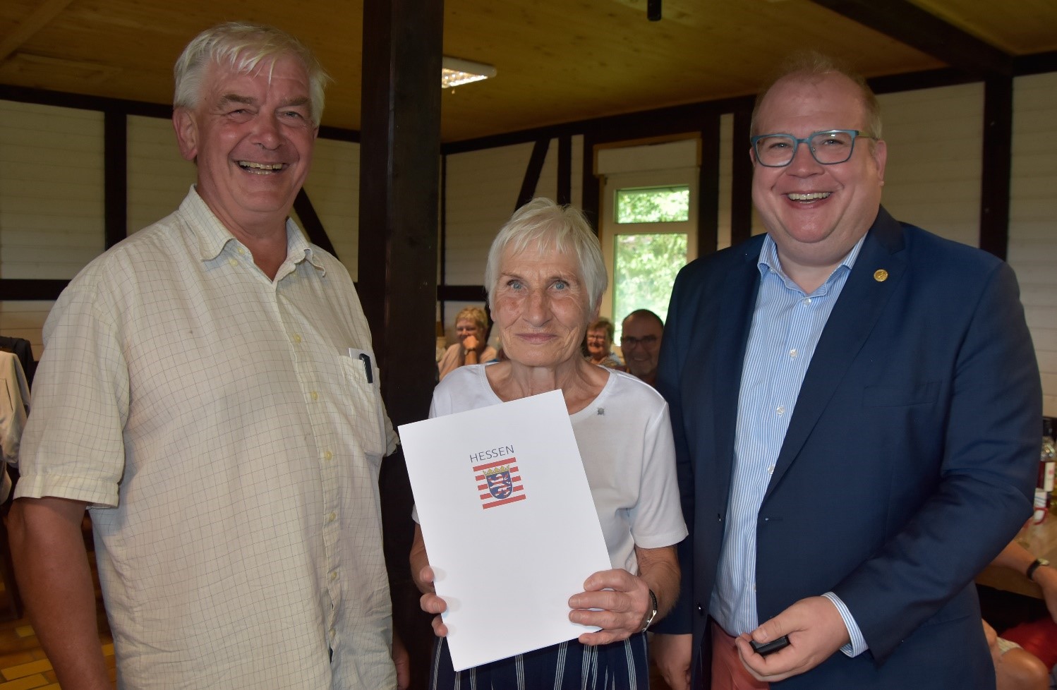 Herr Bürgermeister Paule überreichte einem verdienten Mitglied der Alsfelder Tafel, Frau Ingeborg Schalk“ den Landesehrenbrief , der eine weitere hochrangige Würdigung für außergewöhnliches ehrenamtliches Engagement darstellt.