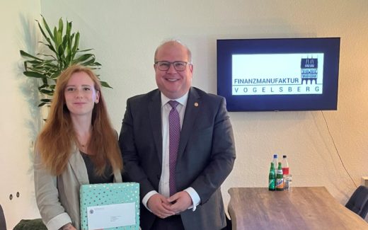 Bürgermeister Stephan Paule gratulierte Johanna Schweiner und ihrem Team zur Neueröffnung der Finanzmanufaktur Vogelsberg in der Marburger Straße in Alsfeld.