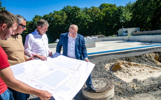 Einen Überblick verschaffte sich Bürgermeister Stephan Paule am Montag über den Stand der Bauarbeiten im Alsfelder Freibad.