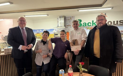 Bürgermeister Stephan Paule und Wirtschaftsförderer Uwe Eifert zeigten sich sehr erfreut darüber, dass Alsfeld mit Volker Pfeiff und seiner Familie um ein besonderes und bodenständiges Gastronomieangebot in der Altstadt bereichert wird.