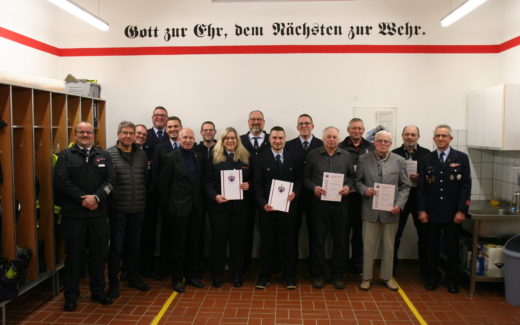 Vorstand der Feuerwehr Eifa, die Wehrführung, die geehrten und beförderten Mitglieder sowie Ehrenstadtrat Heinrich Muhl, Stadtbrandinspektor Daniel Schäfer sowie Ortsvorsteher Rainer Feldpusch